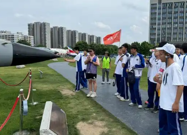 重教传统推动全社会进一步构成关心保护与尊重教师的良好氛围