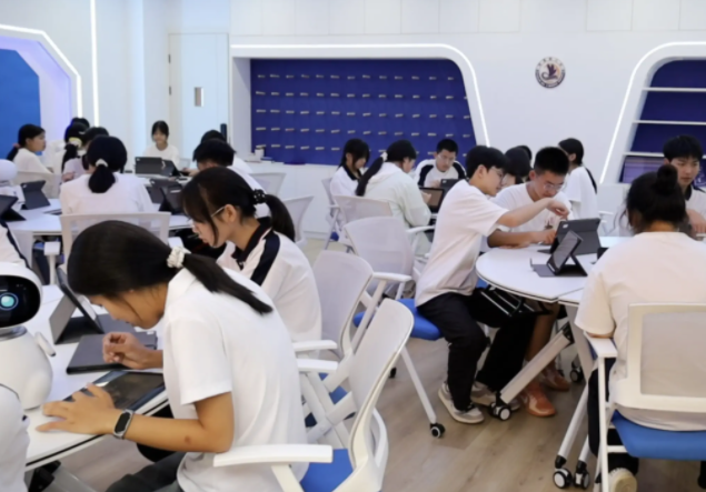 校园建设智慧讲堂构建在线课程共享及虚拟实验实训等方面深化对接